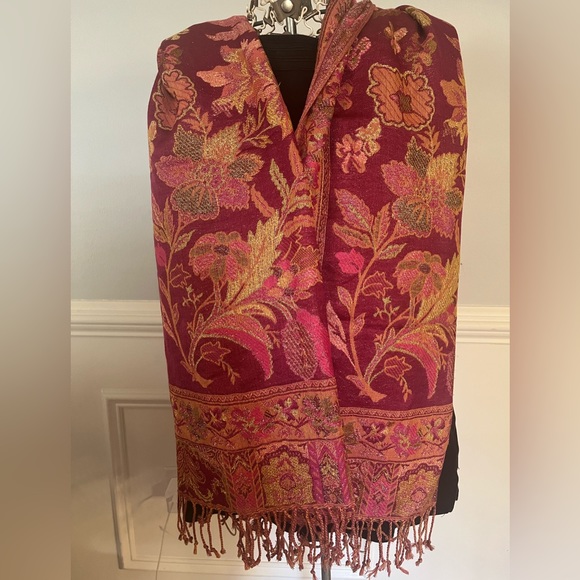 Collection 18 large pink/rose scarf with gold threads. - Picture 4 of 8